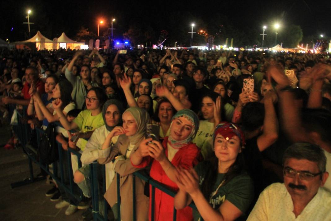 Beyşehir Göl Festivali başladı! Ünlü şarkıcı sevenleriyle buluştu 9